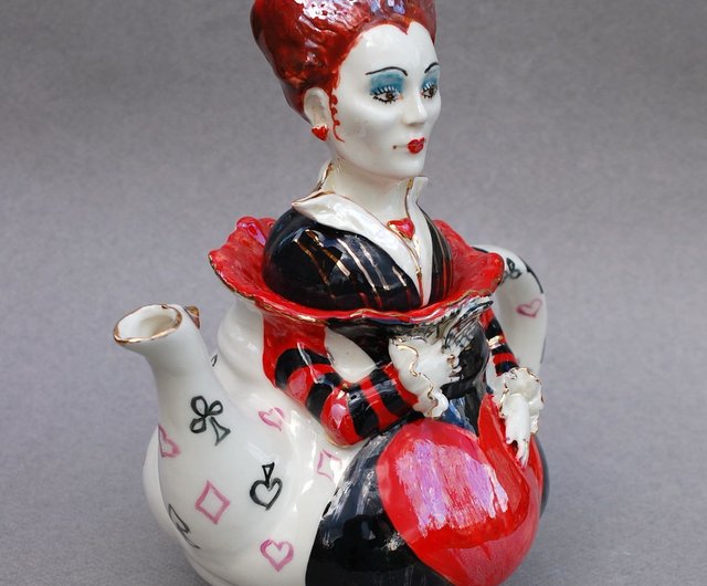 手作りの磁器のティーポット、不思議の国のアリス、赤の女王