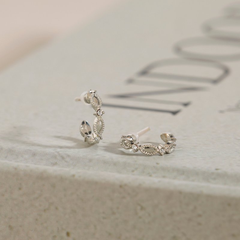 classical crescent pierced earring SV　ニッケルフリークリスタルポストピアス　おしゃれなシンプルデザイン 　シルバー - 耳環/耳夾/耳骨夾 - 其他金屬 銀色