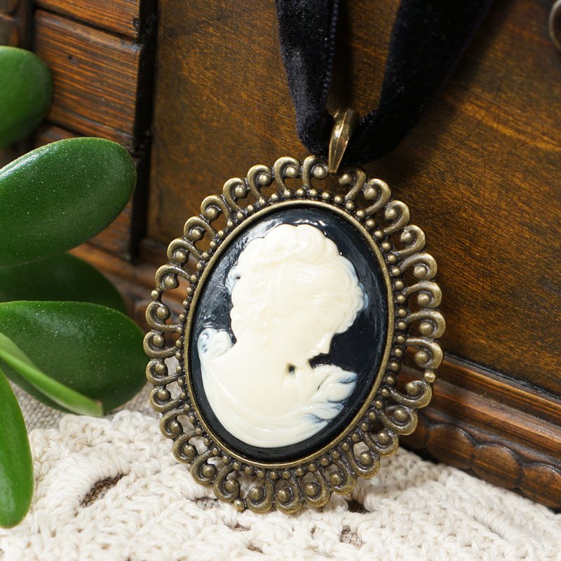 Ivory White on Black Lady Girl Cameo Black Velvet Ribbon Choker Necklace Jewelry - 頸鏈 - 其他材質 黑色
