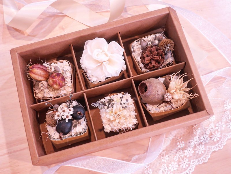 ▫One Flower verse Mid-Autumn Moon Dry Flower Member Mooncake Gift Box - ของวางตกแต่ง - พืช/ดอกไม้ สีนำ้ตาล