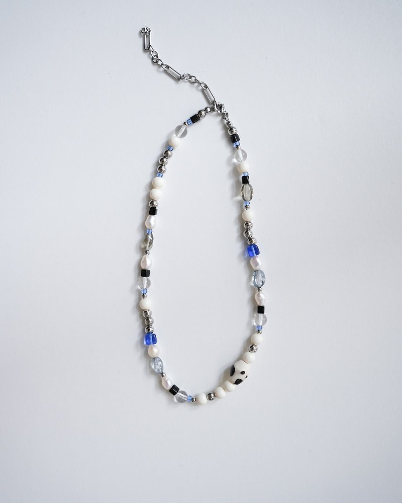 Ceramic x glass twisted sugar bead necklace black x blue Ceramic Glass Necklace - สร้อยคอ - แก้ว สีดำ
