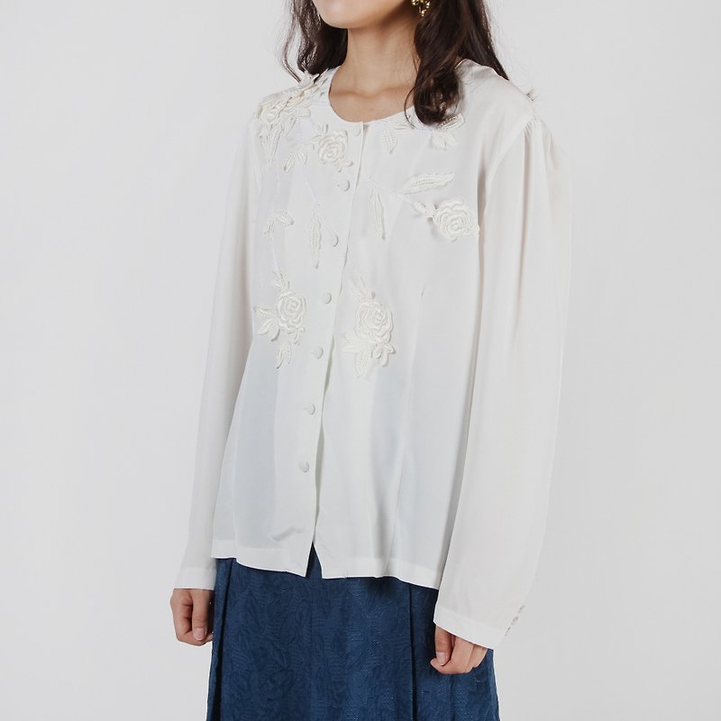[Egg Plant Vintage] Lace Applique Pure White Vintage Shirt - เสื้อเชิ้ตผู้หญิง - เส้นใยสังเคราะห์ ขาว