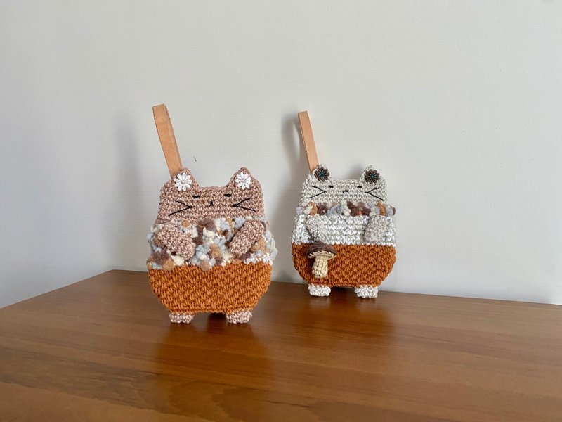 Cat in Harem Pants Forest Stroll Knitted Pouch Cat Charm Key Pouch - กระเป๋าถือ - ผ้าฝ้าย/ผ้าลินิน หลากหลายสี