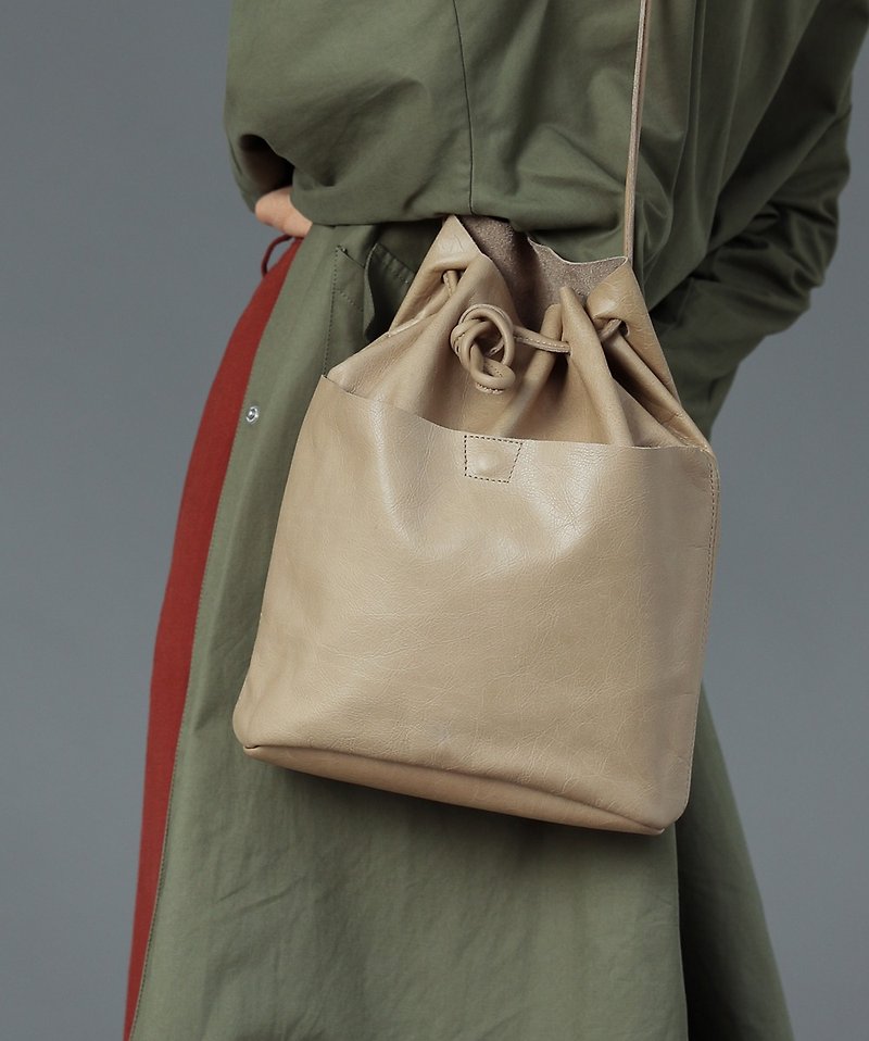 Raw leather without edge leather cylinder shoulder bag - khaki - กระเป๋าแมสเซนเจอร์ - หนังแท้ สีกากี