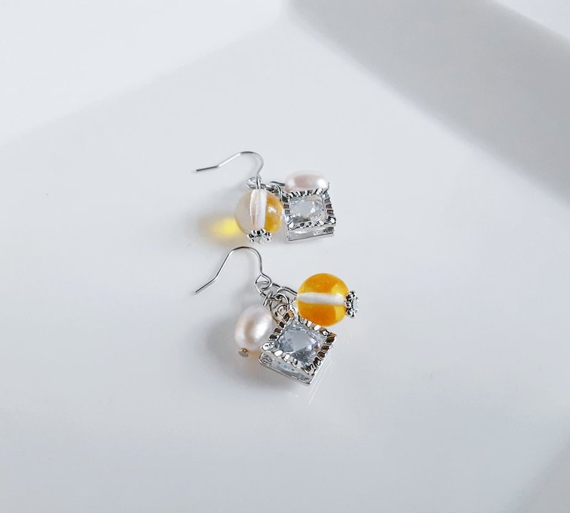 Zirconia-style square charm, freshwater pearl and lunar flash earrings, yellow, pearl, style earrings, birthday gift, glass beads, can be changed to hypoallergenic earrings or Clip-On - Earrings & Clip-ons - Glass Yellow