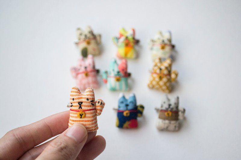 招財貓胸針 fortune cat mini brooch pin - Brooches - Other Materials Orange