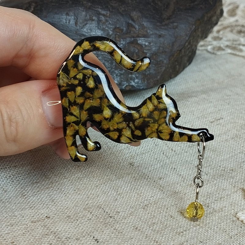 黑貓別針。帶有黃色花朵的黑貓胸針。手工製作的樹脂胸針。 - 胸針 - 樹脂 多色