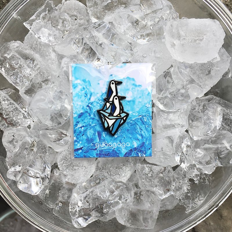 南極から浮かぶペンギンの金属ピン - バッジ・ピンズ - 金属 ブルー