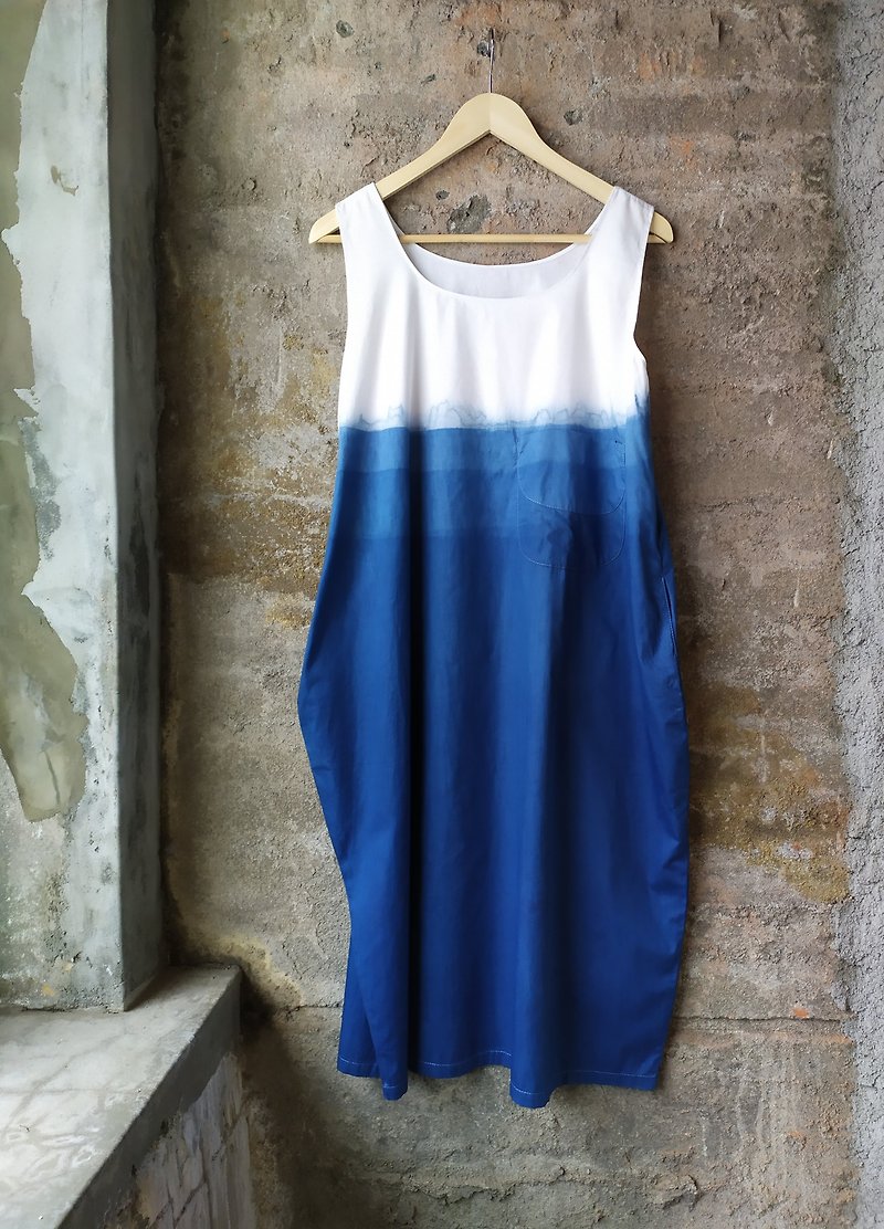 自在に染められたisvara藍染の手作り制服シンプルシリーズの湖で - ワンピース - コットン・麻 ブルー
