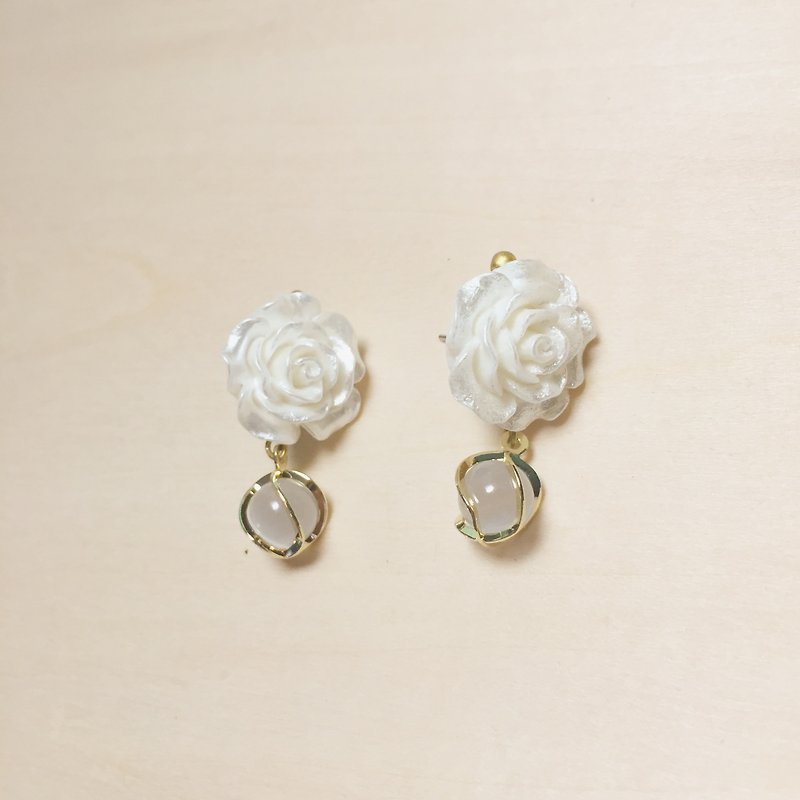 Retro Rose Shell color Stone earrings - ต่างหู - เรซิน ขาว