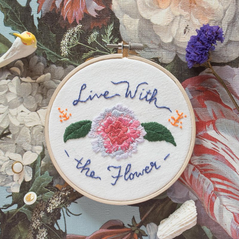 【刺繡文字】牡丹花手作刺繡框　Live with the Flowers - 擺飾/家飾品 - 棉．麻 紅色