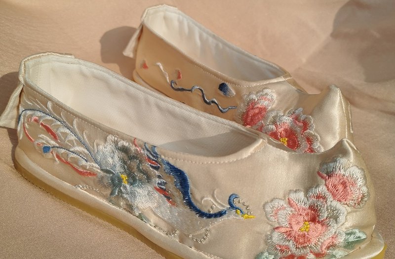 Yunxiang Handmade Customized Light Gold Satin Hanfu Shoes Without Pearl Pompoms - อื่นๆ - วัสดุอื่นๆ สีทอง