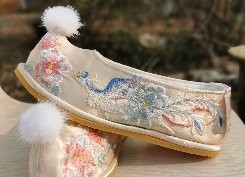 Yunxiang Handmade Customized Light Gold Satin Hanfu Shoes Without Pearl Pompoms - อื่นๆ - วัสดุอื่นๆ สีทอง