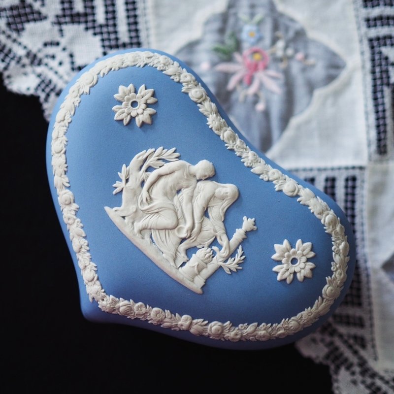 1970年英國 Wedgwood jasperware 心方形浮雕 飾物盒 - 其他 - 陶 藍色