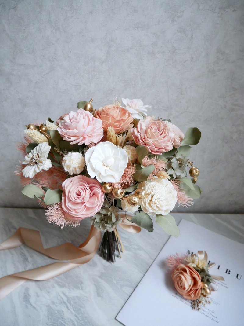 Natural dry flower bouquet [skin powder flows gold] outdoor photo bouquet/wedding bouquet/bridal bouquet/wedding photography - ช่อดอกไม้แห้ง - พืช/ดอกไม้ สีกากี