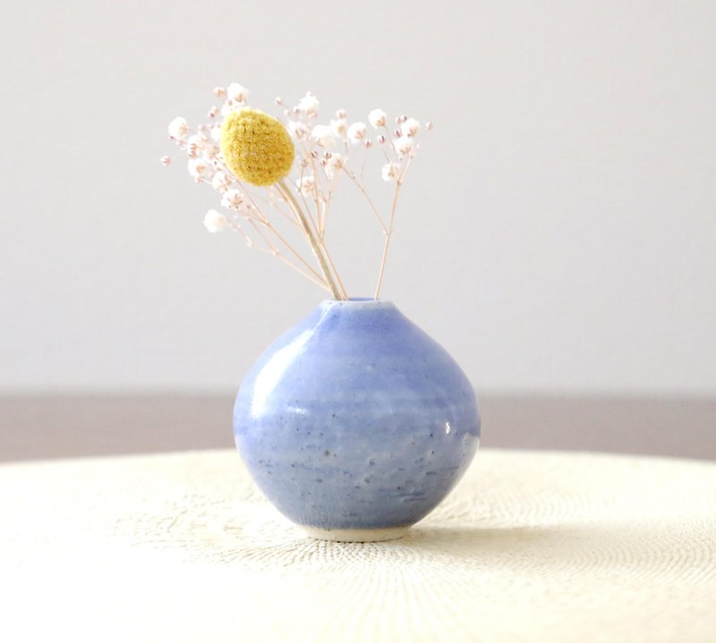 A flower vase made of white granite clay and azure glaze - เซรามิก - ดินเผา สีน้ำเงิน