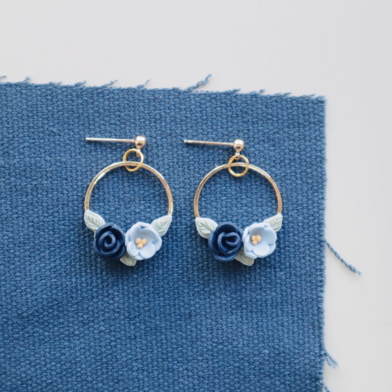 ONNIZZANG | Rose Wreath Polymerclay Earrings (Blue Version) - ต่างหู - ดินเหนียว สีน้ำเงิน