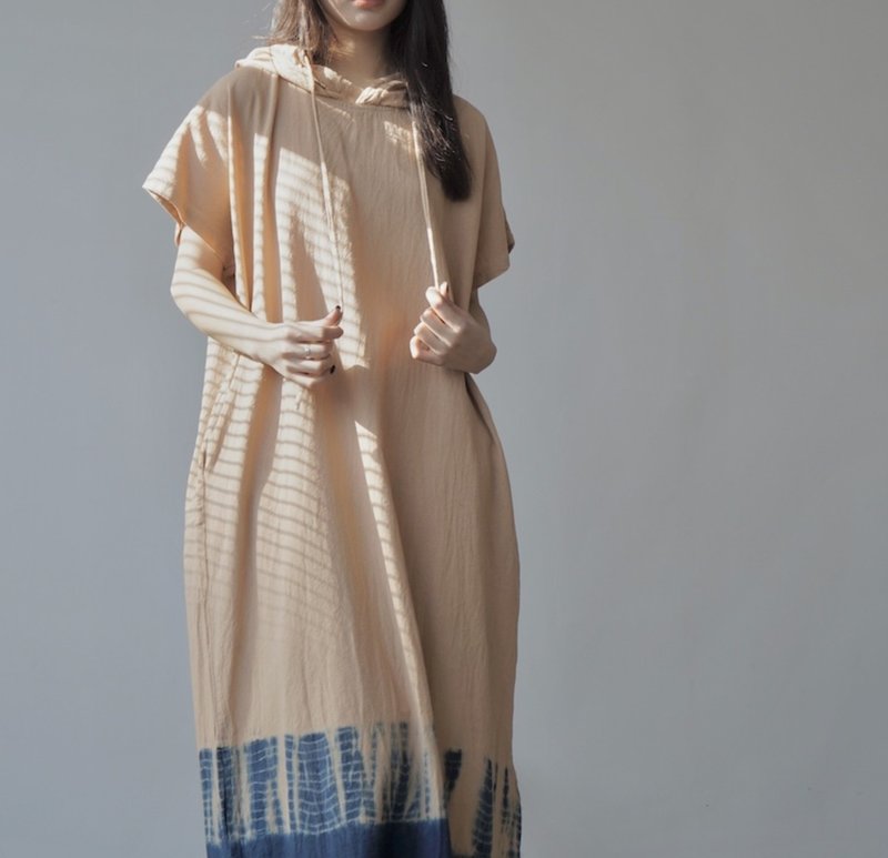 [Hand-dyed Linen & Cotton] Hooded Loose-Fit / Three-Color Dress - ชุดเดรส - ผ้าฝ้าย/ผ้าลินิน สีกากี