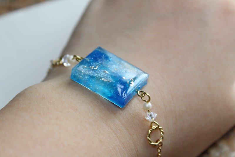 Clear sky UV resin w/ crystal bracelet - สร้อยข้อมือ - วัสดุอื่นๆ สีน้ำเงิน