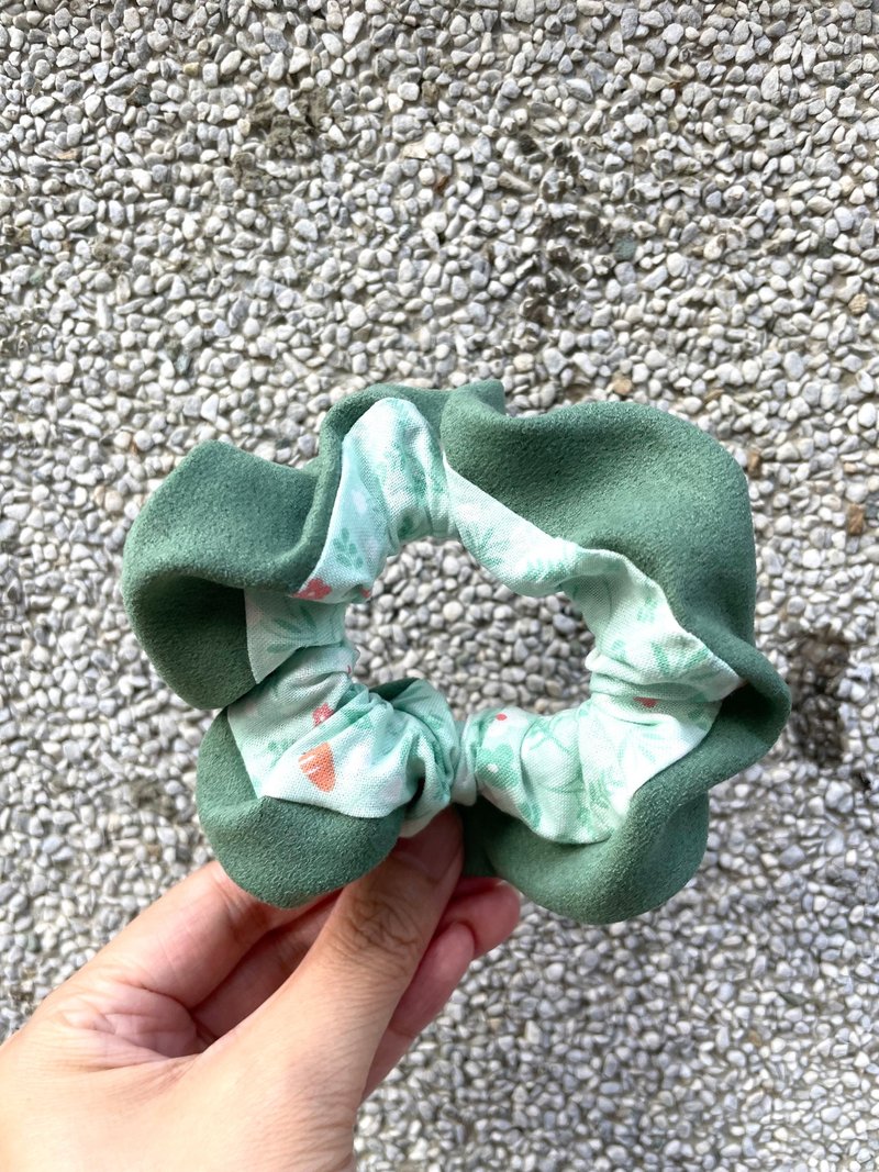 Chez。小物系列 - 麂皮絨製髮圈-且末綠 - 髮夾/髮圈 - 聚酯纖維 綠色