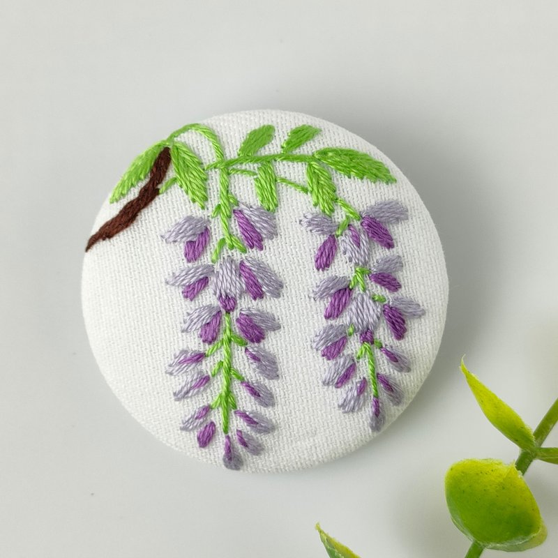 Wisteria flower lover embroidery brooch - เข็มกลัด - ผ้าฝ้าย/ผ้าลินิน สีม่วง