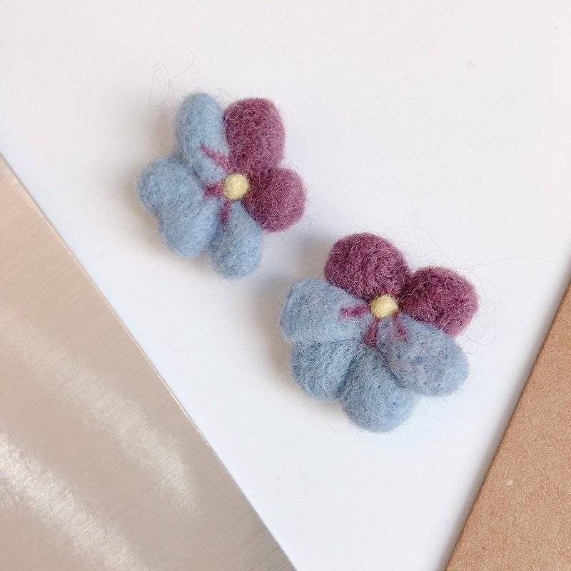 Pansy wool felt ear pin / ear clip - Earrings & Clip-ons - Wool Purple