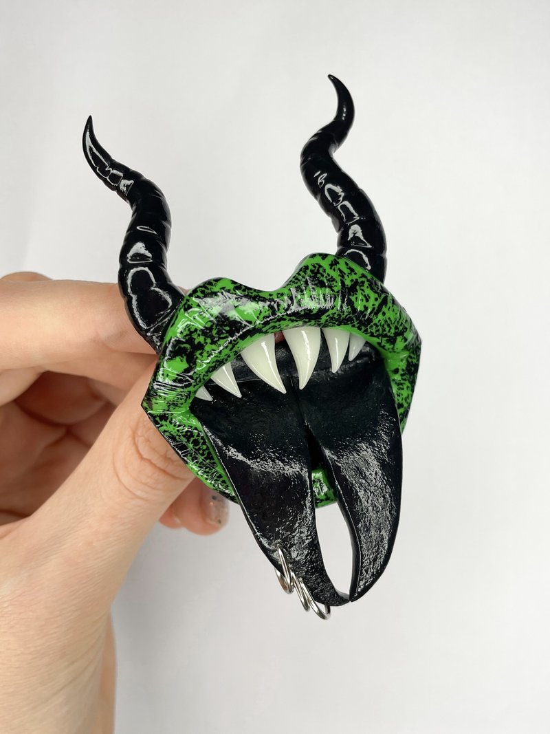 Brooch. Black & green lips with horns. - เข็มกลัด - ดินเหนียว 