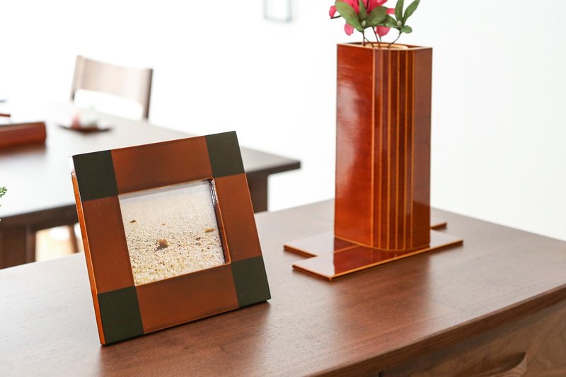 Motoda Lacquerware Photo Stand Checkered - กรอบรูป - ไม้ สีนำ้ตาล