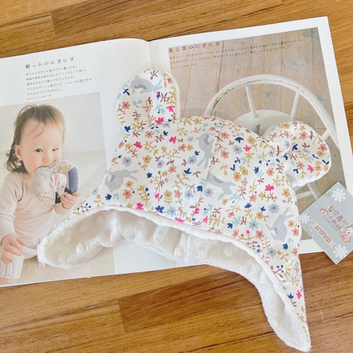 Lianne baby 梨安手工嬰兒禮物 彌月禮 新生兒見面禮 周歲禮 米白花叢灰兔 手工寶寶帽