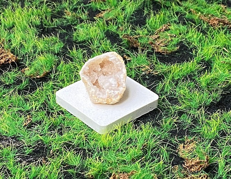 瑪瑙白晶花球洞| 招財開運 淨化磁場 | 快速出貨 辦公室風水擺件 - 擺飾/家飾品 - 水晶 多色