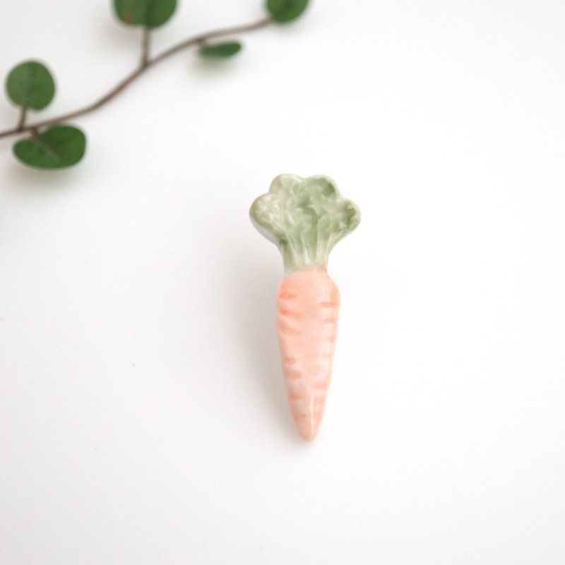 Carrot pin brooch - 胸針 - 瓷 橘色