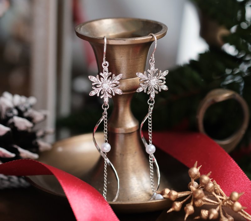 Snowflake Curve Pearl Earrings with 925 Sterling Silver Posts - ต่างหู - วัสดุอื่นๆ ขาว