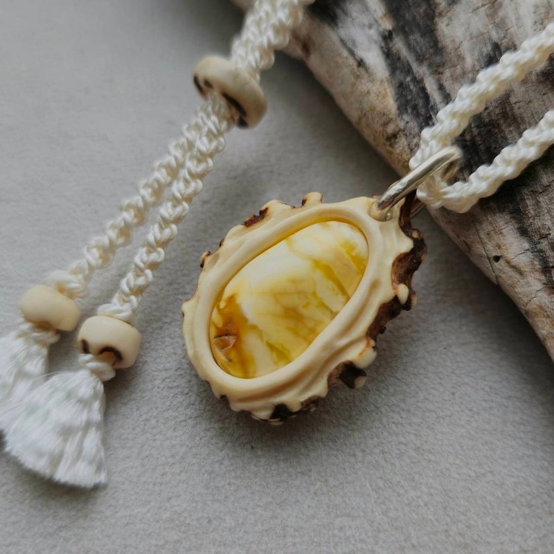 Deer antler royal amber pendant - สร้อยคอ - เครื่องเพชรพลอย สีเหลือง