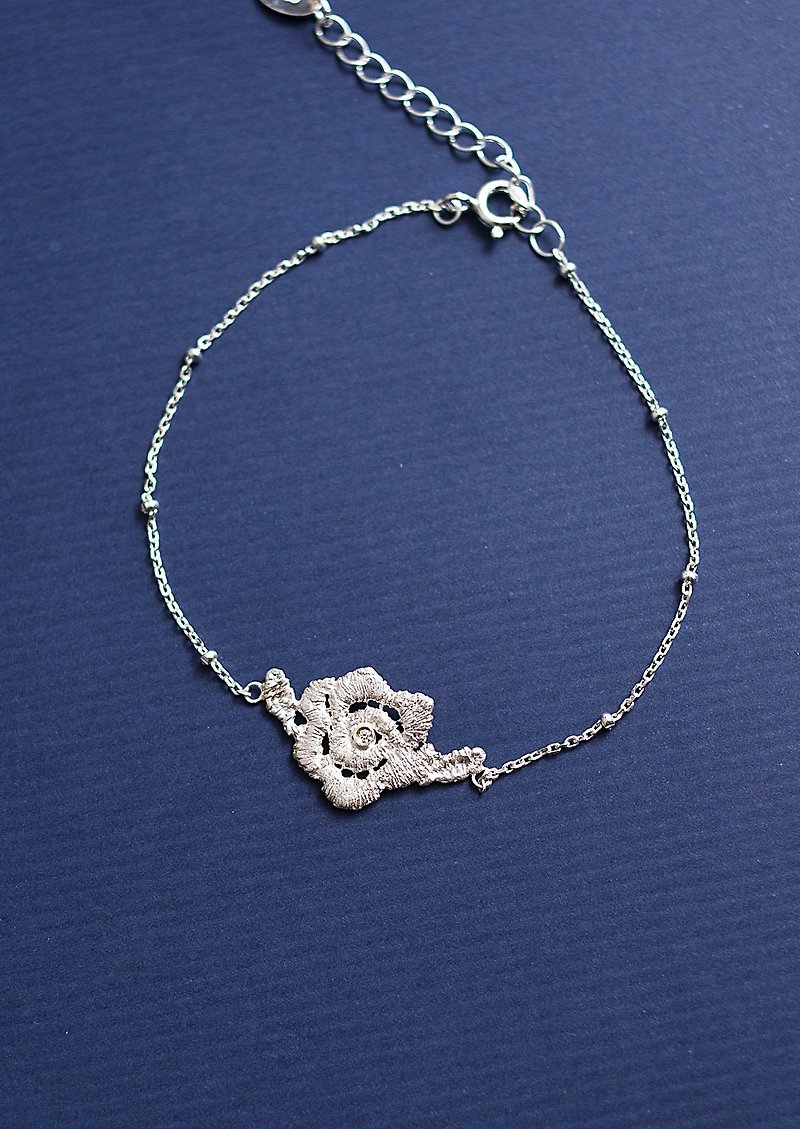 Lace Rose Diamond Bracelet Hand Made in Sterling Silver - สร้อยข้อมือ - เพชร สีเทา