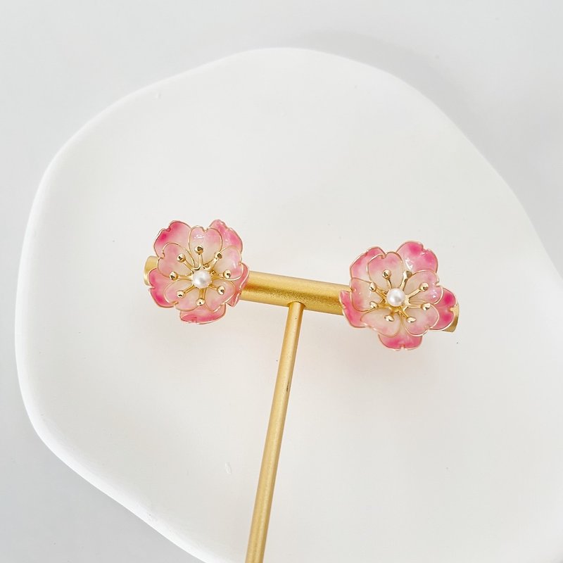 【櫻花系列】八重櫻。漸層暈染。手工樹脂耳環 - 耳環/耳夾 - 樹脂 粉紅色