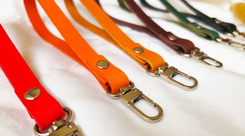 [Tongzuo Handmade Leather Goods Studio] Vegetable-tanned leather wrist phone lanyard - ที่ห้อยกุญแจ - หนังแท้ สีแดง