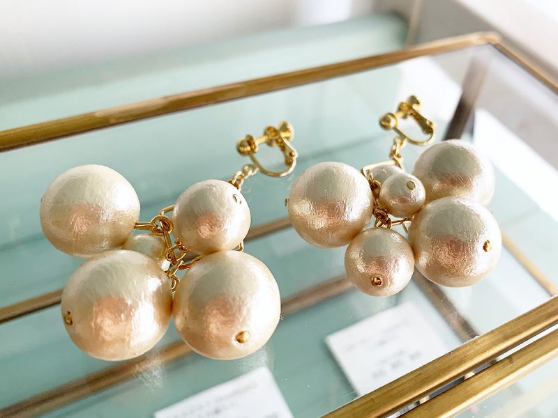 Gorgeous but very light cotton pearl Clip-On/ earrings - ต่างหู - ผ้าฝ้าย/ผ้าลินิน ขาว