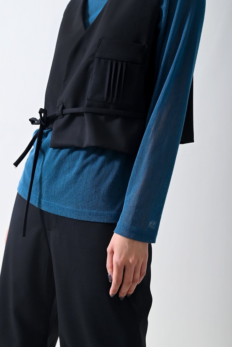 Shan Yong 輕薄毛料半圍裹短版背心(兩色) - 背心/無袖上衣 - 羊毛 