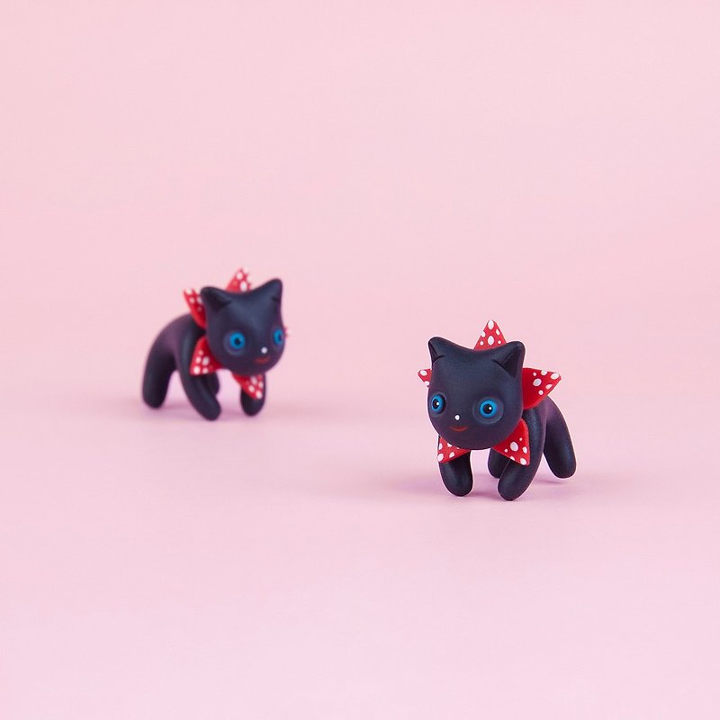 Demogorgon Cat Earrings - Polymer Clay Jewelry, Handmade and Handpainted - 耳環/耳夾 - 黏土 黑色