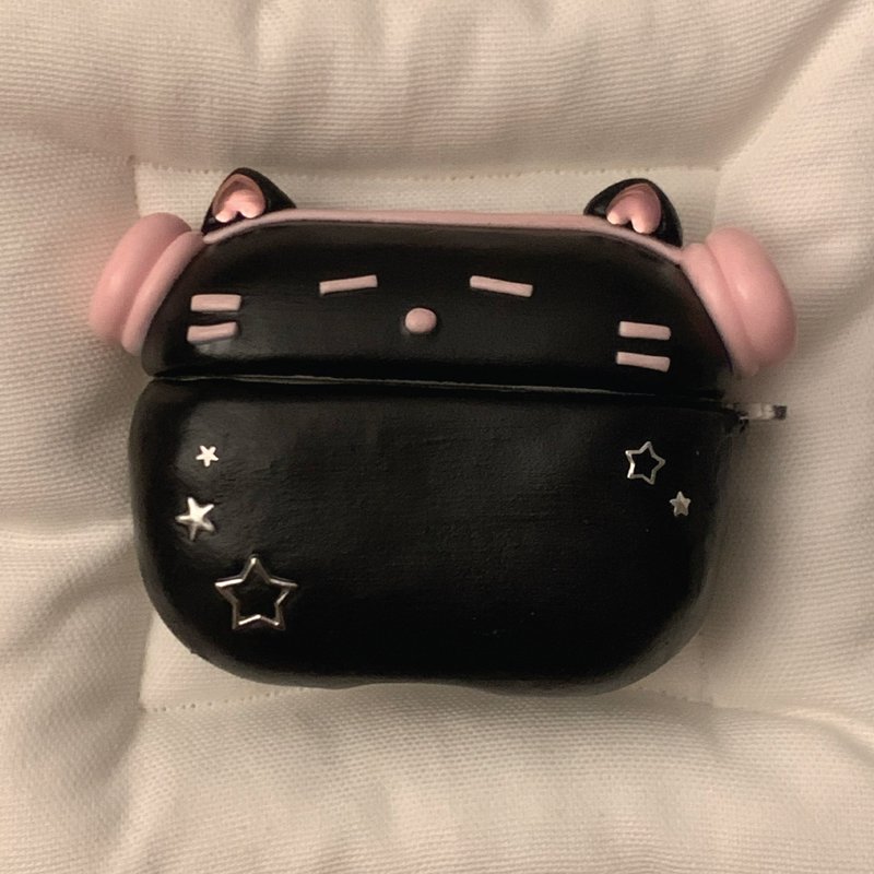 戴粉色耳機的黑貓  韓國手工 AirPods 保護殼 - AirPods/耳機保護套 - 黏土 黑色