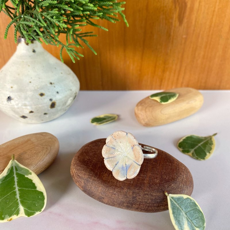 Flower Ring/ Ceramic / jewelry - 戒指 - 陶 白色