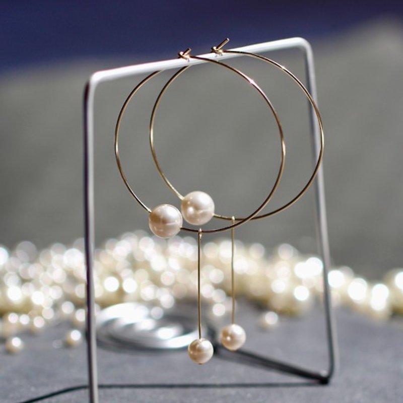 14kgf Swarovski Pearl Strawberry Moon pierced earrings - ต่างหู - โลหะ ขาว