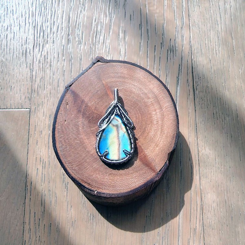 [Handmade by Qu Shuichen] Labradorite Metal Wire Braided Necklace - Necklaces - Gemstone Blue