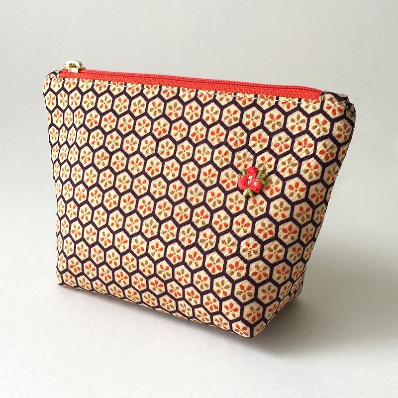 Cosmetic bag with Japanese Traditional Pattern, Kimono - กระเป๋าเครื่องสำอาง - ผ้าไหม สีส้ม