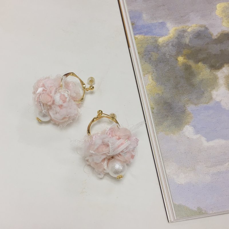 Pink small fragrant yarn earrings - ต่างหู - วัสดุอื่นๆ สึชมพู