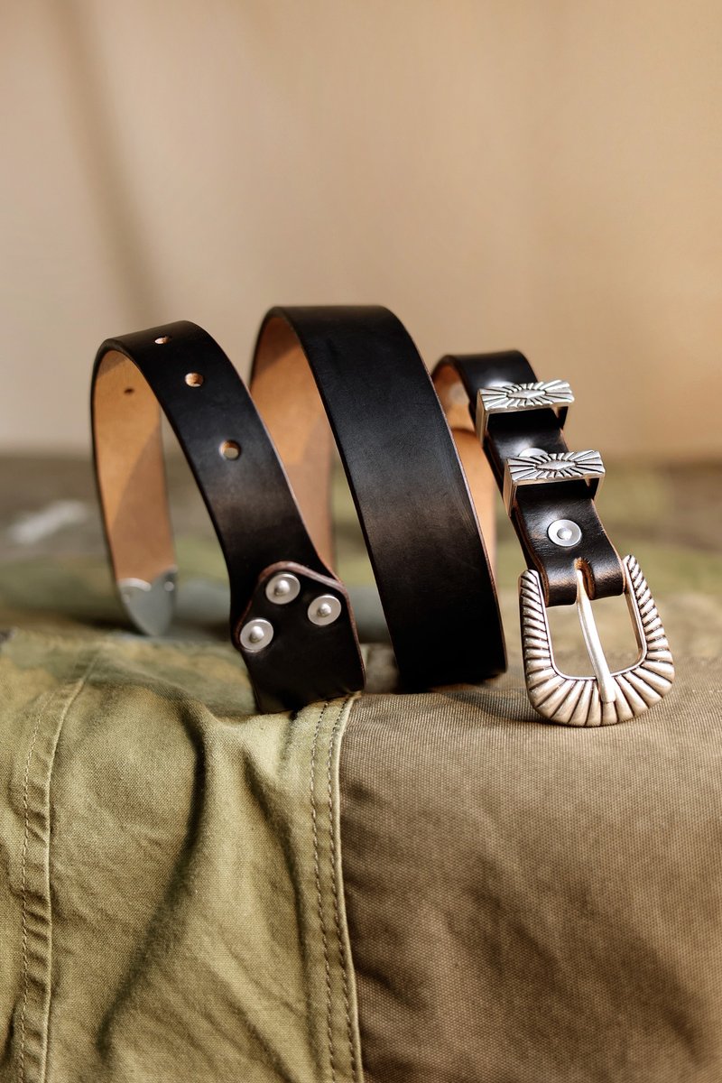 米国ホーウィン社製レザー 手彫りシルバーメッキバックルベルト - ベルト - 革 多色