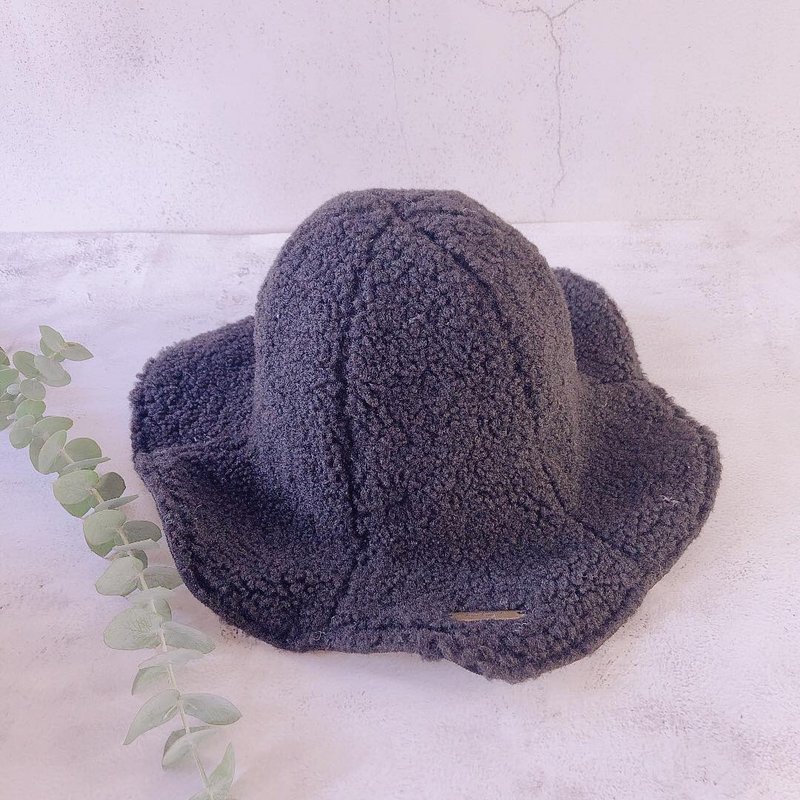 Sherpa velvet and dots cotton corduroy six-piece splicing double-sided wavy petal hat blue dots - หมวก - ผ้าฝ้าย/ผ้าลินิน สีดำ