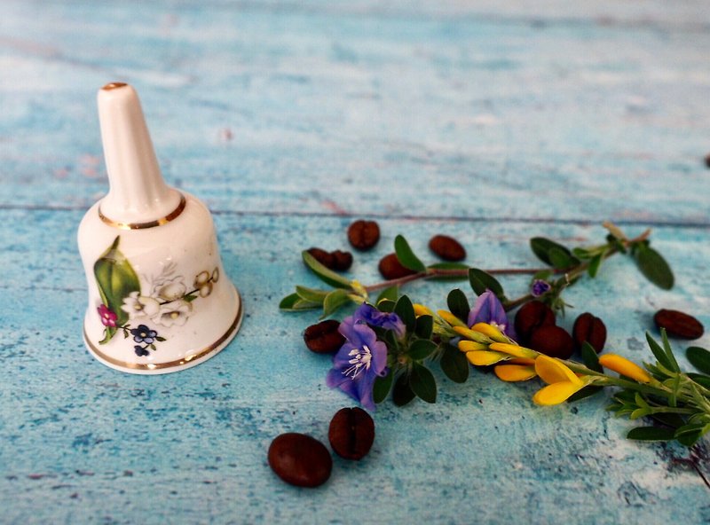 British porcelain flower cute bell G - ของวางตกแต่ง - เครื่องลายคราม 