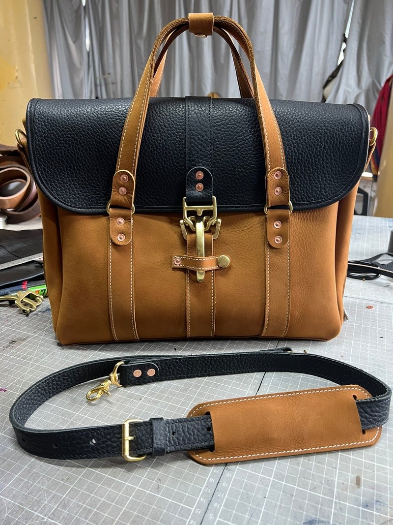 Handcrafted Genuine Leather Laptop Bag/Briefcase - กระเป๋าแมสเซนเจอร์ - หนังแท้ 