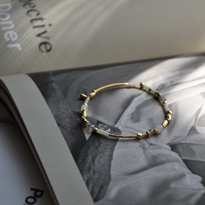 ZHU. handmade bracelet | blue night 熠熠 / 昼天熠熠 (14K gold / natural stone / Christmas gift) - Bracelets - Other Materials Gold